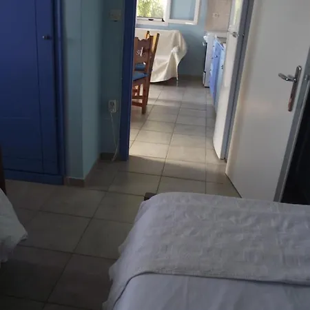 Homestay Ellenas- *